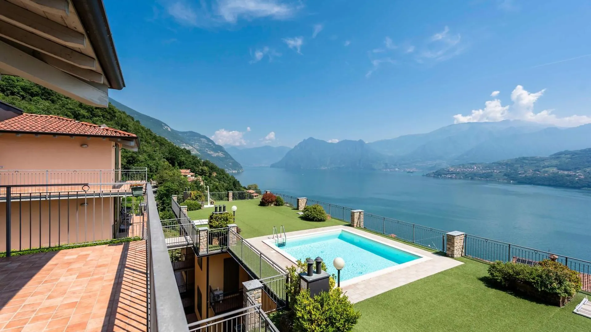 Love Italy Homes - Eliland Lake View Tavernola Bergamasca